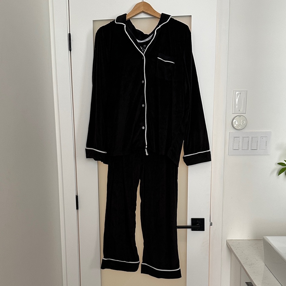 Jones New York Black Velvet Pajama Set with White Piping